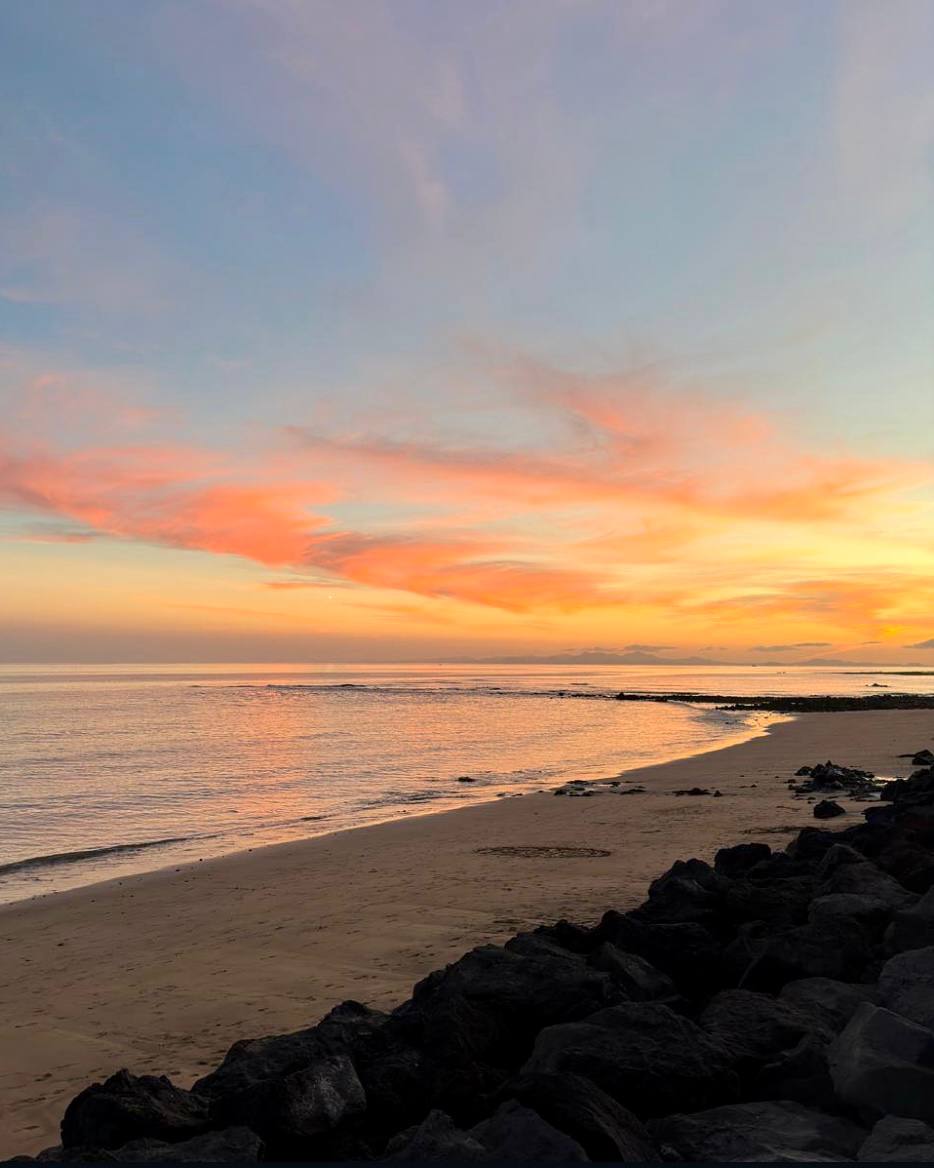 When the beach walks have these colors, you know you're in PDC!💛 📸 @visi_macaronesiaswim 👏🏽 Thanks! #PuertoDelCarmen #PDC #Lanzarote #CanaryIslands #lovelanzarote