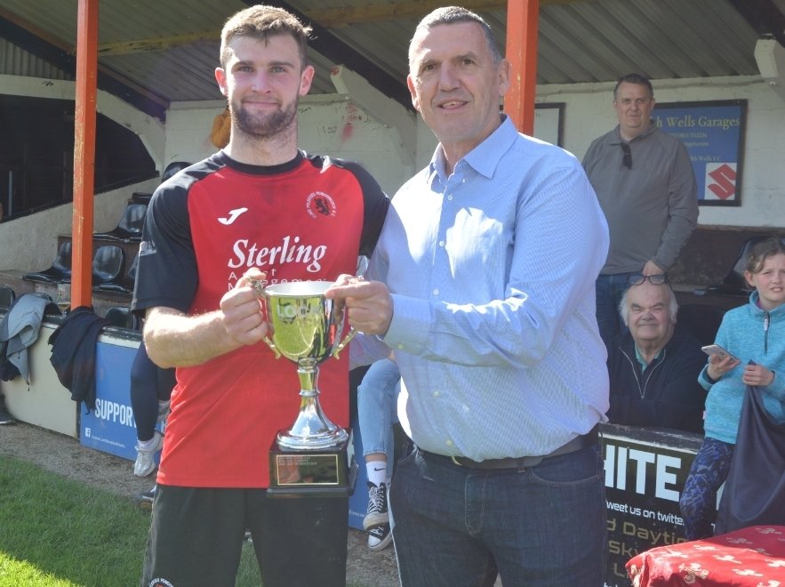 🏆League sponsor @lockstockbiz presenting the #ArdalNE League Trophy to Champions @PenrhyncochFC 🏴󠁧󠁢󠁷󠁬󠁳󠁿🏆