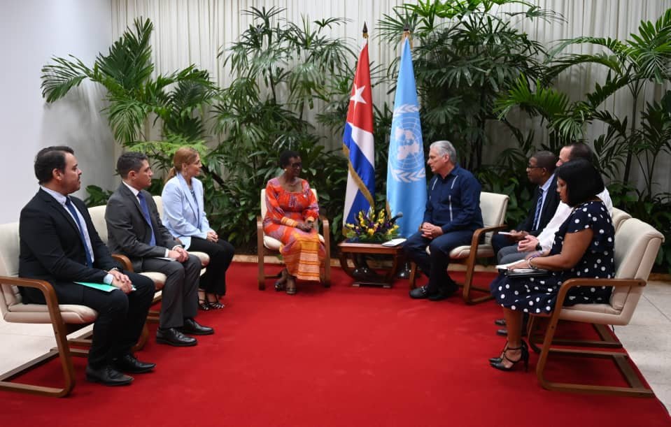 En encuentro Pdte @DiazCanelB con @Winnie_Byanyima,Dtora Ejecutiva @UNAIDS,se ratificó voluntad continuar fortaleciendo relaciones cooperación con ese Programa. La distinguida visitante reconoció notables logros #Cuba en enfrentamiento VIH/SIDA y en general sistema salud cubano.