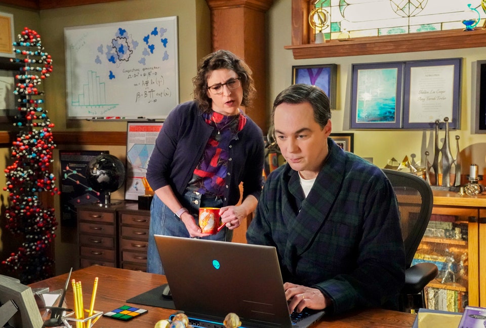 🚨 PARTICIPAÇÃO ESPECIAL 🚨

Primeiras imagens de Sheldon Cooper (Jim Parsons) e Amy Farrah Fowler Cooper (Mayim Bialik) no último episódio de Young Sheldon.