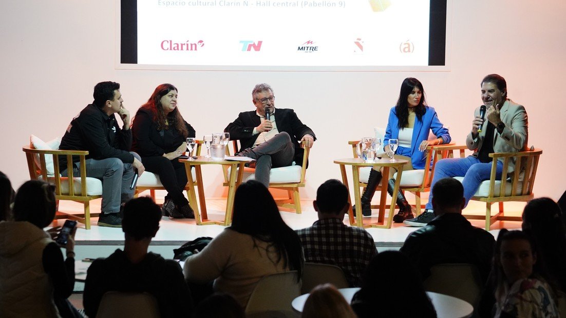 En el marco de la Feria del Libro, la @MaePeriodismo de la Universidad de San Andrés y Clarín organizó una charla sobre los nuevos desafíos del #periodismo en la era del #streaming. Encontrá acá todos los detalles >> ow.ly/MU6A50Rxxbg