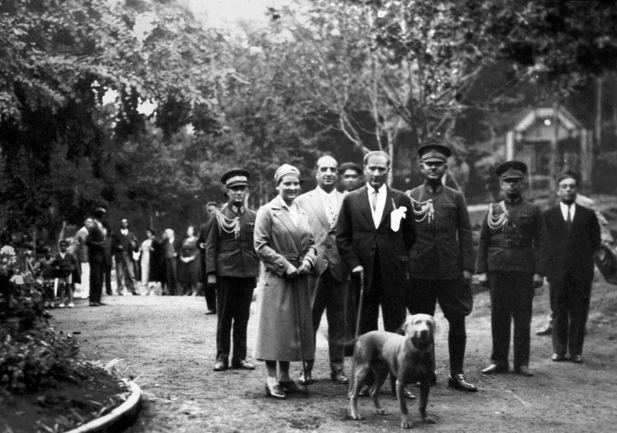 Mustafa Kemal Atatürk'ün hayvan sevgisi.. 14 Şubat 1929'da Atatürk ve Afet İnan Gülhane Parkında Atatürk'ün köpeği Foks ile.. #Foks'un ''Atatürk'ten habersiz'' doldurulmuş bedeni Anıtkabir'de yer alan Atatürk ve Kurtuluş Savaşı Müzesi'nde bulunmaktadır.. #Anıtkabir #Atamizindeyiz