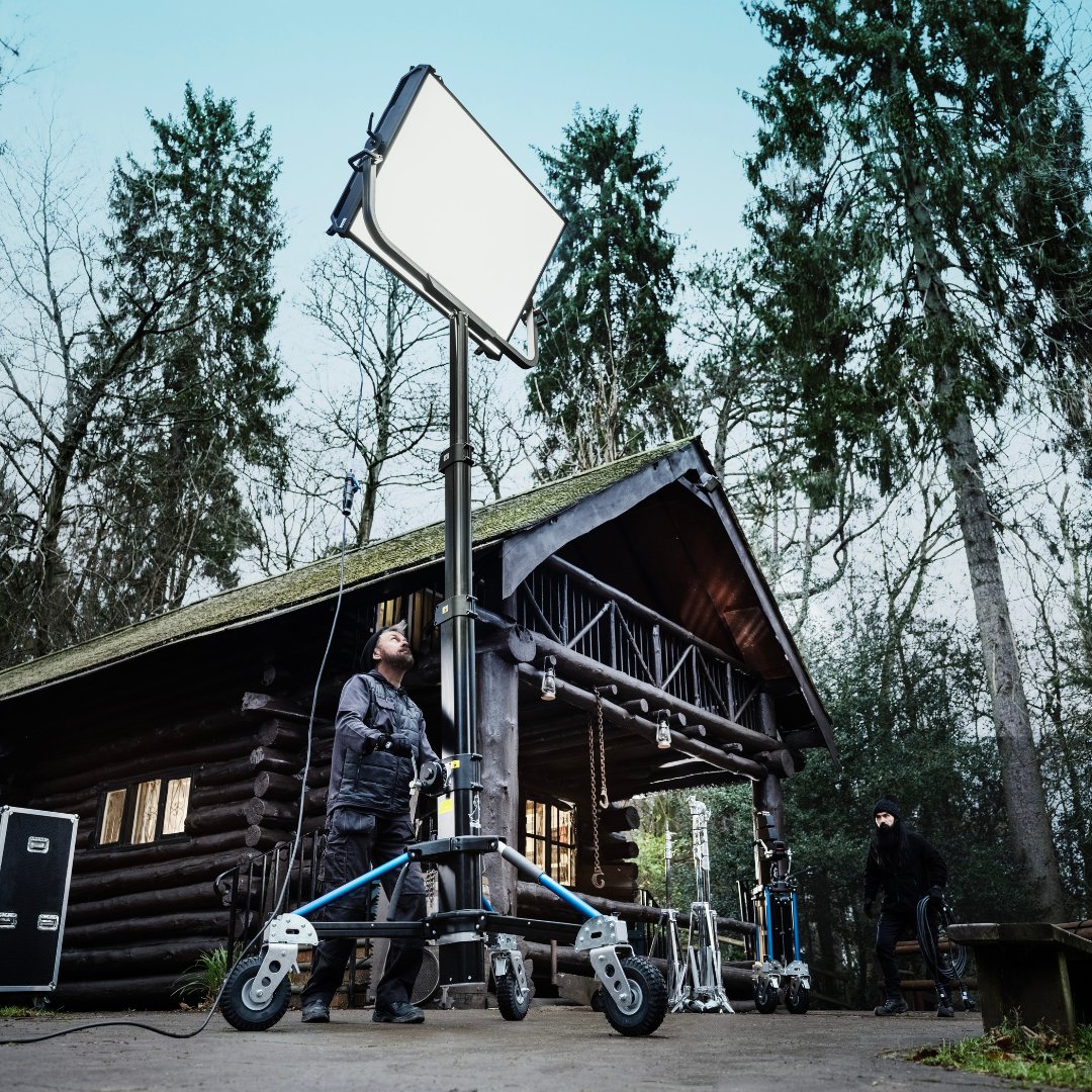 Introducing @AvengerGrip's Banshee, a fearsome heavy-duty cine lighting. 
• Compact folding 
• Easily transportable 
• Wind-up stand: Maximum height - 3.4m / 11.1ft. 
• Maximum payload of 120kg/ 265lbs.
#AvengersBanshee #CineLighting #FilmProduction #LightingSolutions