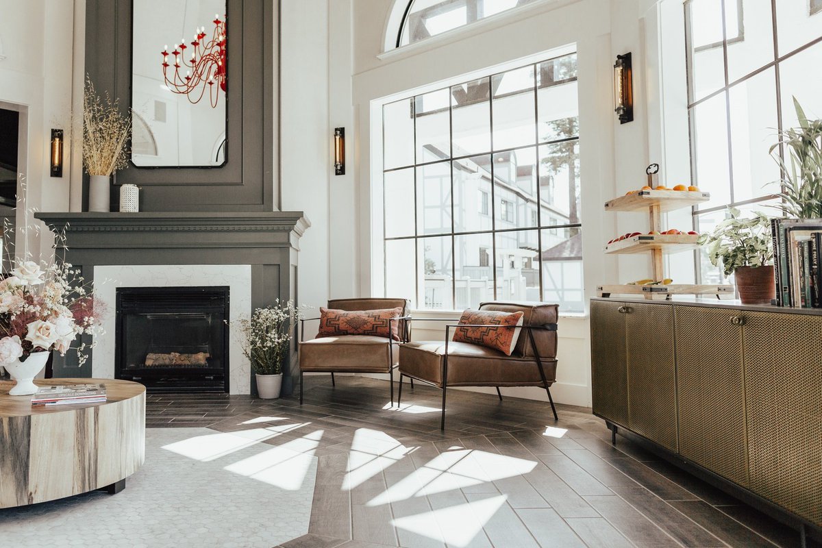 VisitSYV's tweet image. Keep it comfy and classy at Solvang's Vinland Hotel. The Vinland boasts a pool and hot tub, plus a restaurant and lots of other thoughtful amenities that make it a great choice for everyone from solo travelers to families.
Learn more: bit.ly/4aAauhB
📸: Vinland Hotel