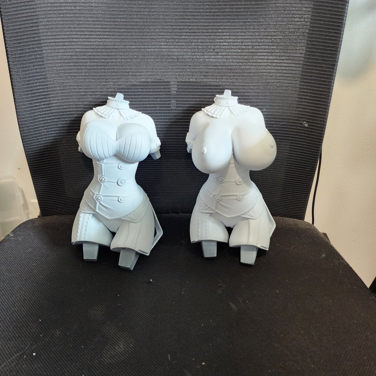 artofthecrowe's tweet photo. Got two Mad Moxxi's to work on for two different orders one is SFW while the other is NSFW. Though luckily they have the same colors so it'll be easier to batch paint.
#madmoxxi #borderlands #commission #commissionsopen #opencommission #batchpainting #displayfigure https://t.co/8KFygS8WJ8