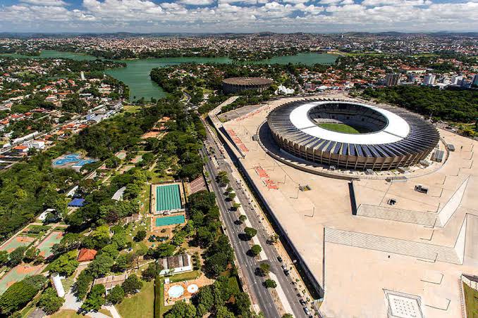 Traçando um paralelo financeiro entre os dois principais estádios de BH, e a lucratividade da Arena MRV: 

Em 2023, no Mineirão, o Galo mandou 16 jogos e a BILHETERIA ficou da seguinte forma:

Média de renda Líquida: R$983.415,00
Em 16 jogos: R$15.734.640,34

Na Arena MRV, em…