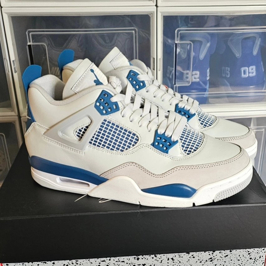 Newest addition to the collection: the Air Jordan 4 'Military Blue.' These are exactly as I remember. A 'Grail' pickup for me. 
#AirJordan4 #AJ4MilitaryBlue #MilitaryBlue #nikeair #nike #jordan #jumpman #Sneakers #sneakerhead #sneakerlife #shoes #fashion
