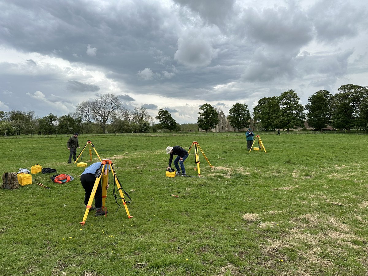 Levelling tripods over a known point #earthwork #survey for @OxfordConted @ContEdResearch #landscapearchaeology #HamptonGay