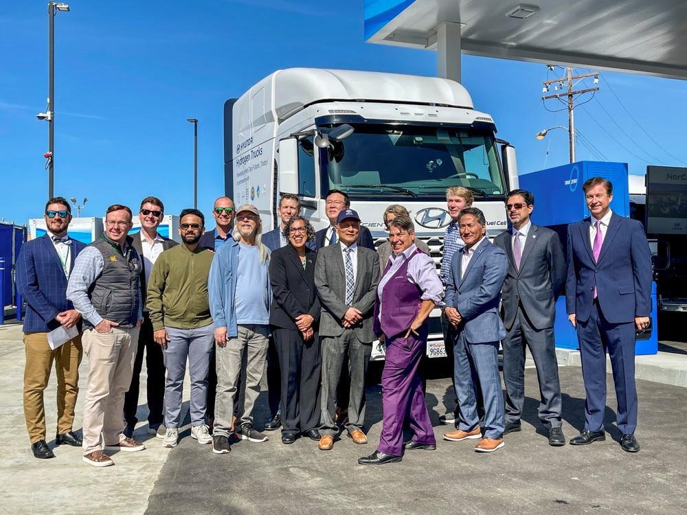 🌟On May 2nd, the Port of #Oakland unveiled #NorCalZERO: a revolutionary step in #greentrucking!

🌱Learn all about it and join the movement towards a sustainable future👇
facebook.com/groups/1995947…

#TruckParking #CleanEnergy #Safety #Trucking #TruckingUSA #Truckers #News #NewsUSA