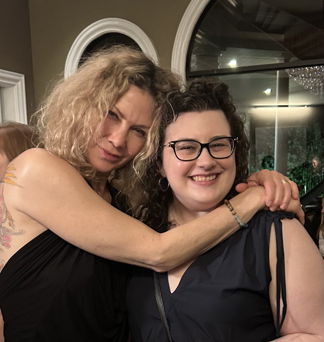 More of me nerding out with my fellow soapnerd bestie @FrizzyStayla!😊👩🏼‍⚕️⚓️ Thank you to the gorgeous, lovely & talented folks who tolerated my nerdiness/let me get a photo at my first @samanthas_frnds event! @Stacy_Haiduk @CarsonBoatman @ericmartsolf @JordiVilasuso @finolahughes