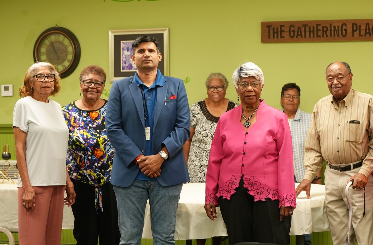 .@harriscountypl's Mobile Outreach Librarians meet community members where they are! Everything from tech classes for senior citizens to US naturalization test prep for Afghan refugees to book discussions & drawing classes.. #LibraryWednesday #IMLSmedal