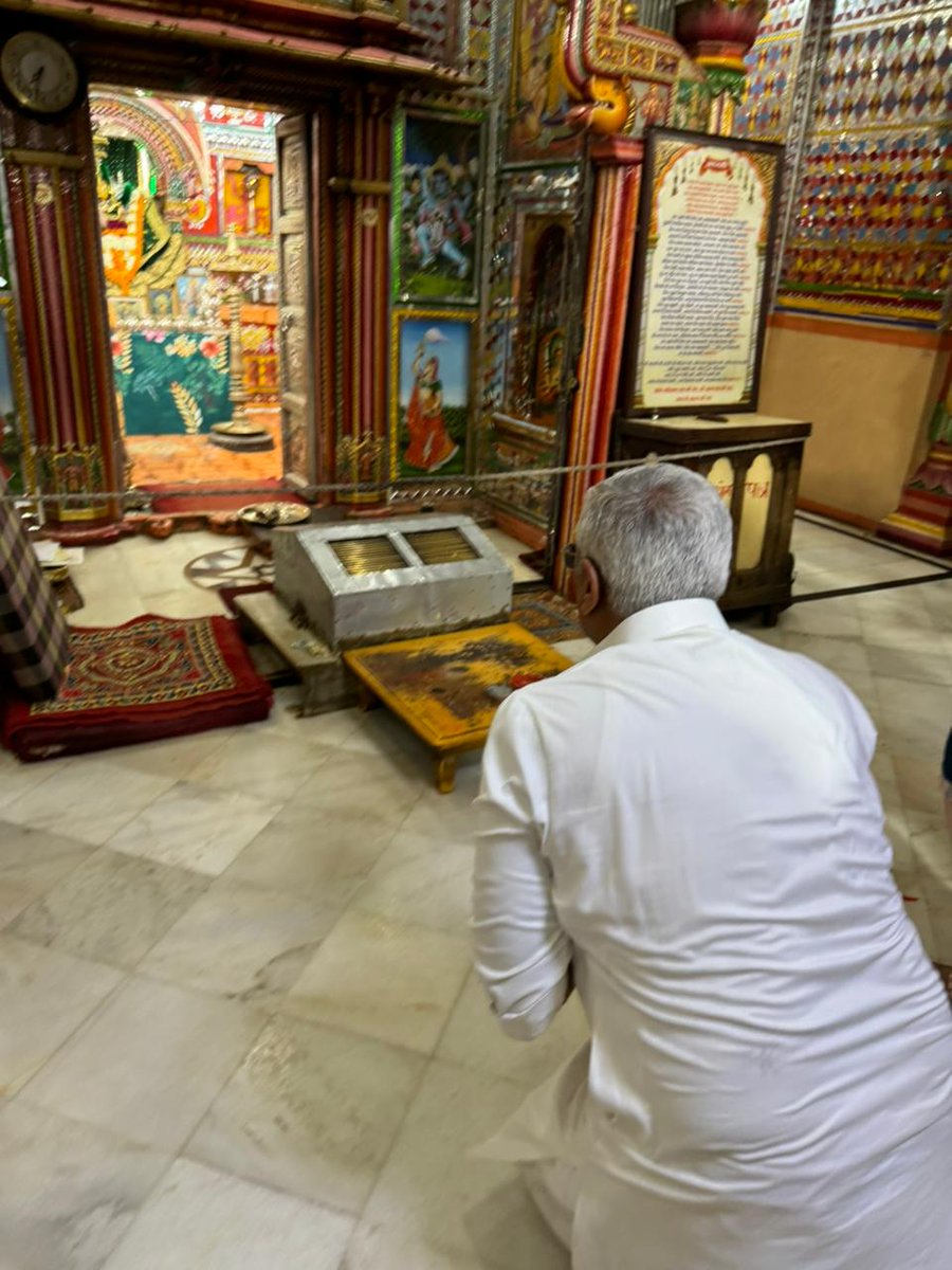 Elections may be over for many, but prayers are not. Here, Union Jal Shakti Minister and BJPs Jodhpur candidate at a temple this evening. #LokSabhaElection2024