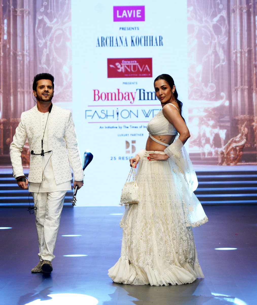 Bombay Times Fashion Weekలో బాలీవుడ్ భామలు #mrunalthakur #karishmakapoor #SushmitaSen