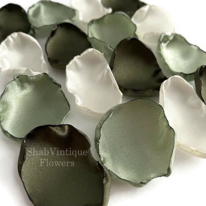 🌿✨ Transform your special day into an elegant affair with our Sage Green, Deep Olive, and Ivory Flower Petals! Perfect for wedding aisles or first… dlvr.it/T6Vhqp #weddingflowers #centerpieces #handmade #weddingdecor #birthdayparty #weddings #groomtobe #bridetobe2025