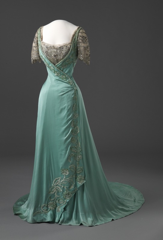 Evening dress, 1909. Nasjonalmuseet for Kunst, Arketektur og Design.