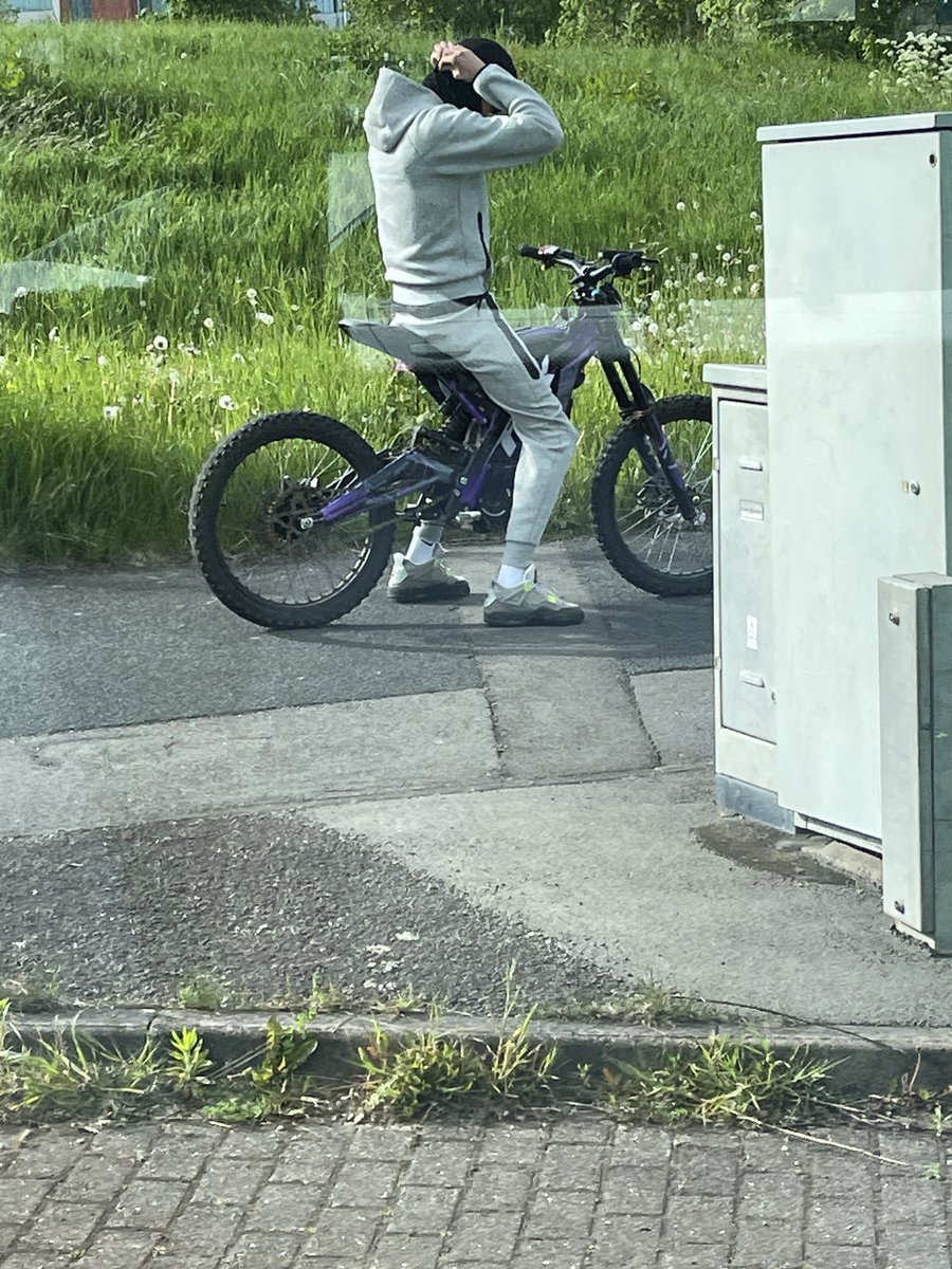 hawkino1960's tweet image. This idiot, sped along a very busy main road, weaving in and out of moving traffic. Lucky not to get himself killed. #accidentwaitingtohappen #roadsafety #boyracer #leicestershire #fossepark