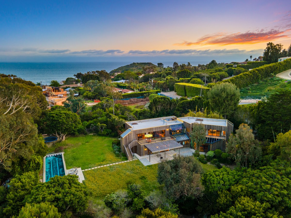 A Malibu Modern 🌊 Immerse yourself in the epitome of Malibu living at this secluded estate, a masterpiece of architectural prowess designed by the esteemed architect Sam Tolkin in 1974. [Listing: Alessandro Corona | tinyurl.com/7120-Grasswood] #EllimanCalifornia #Malibu