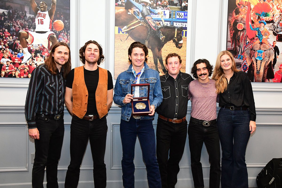 Can it get any more adorable? 😊 Christopher Sverdsten and @DrakeMilligan smiled for the cameras with their custom NFR buckles. #NFRartists #NationalAnthem #OpeningAct #BehindTheScenes