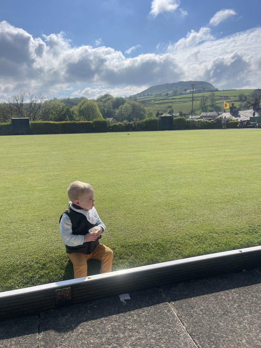 Glorious Bank Holiday in stunning Lancashire with this legend, and the amazing Mrs Snowden. Trip to the beach, followed by a 🍺 back at the village bowling green.