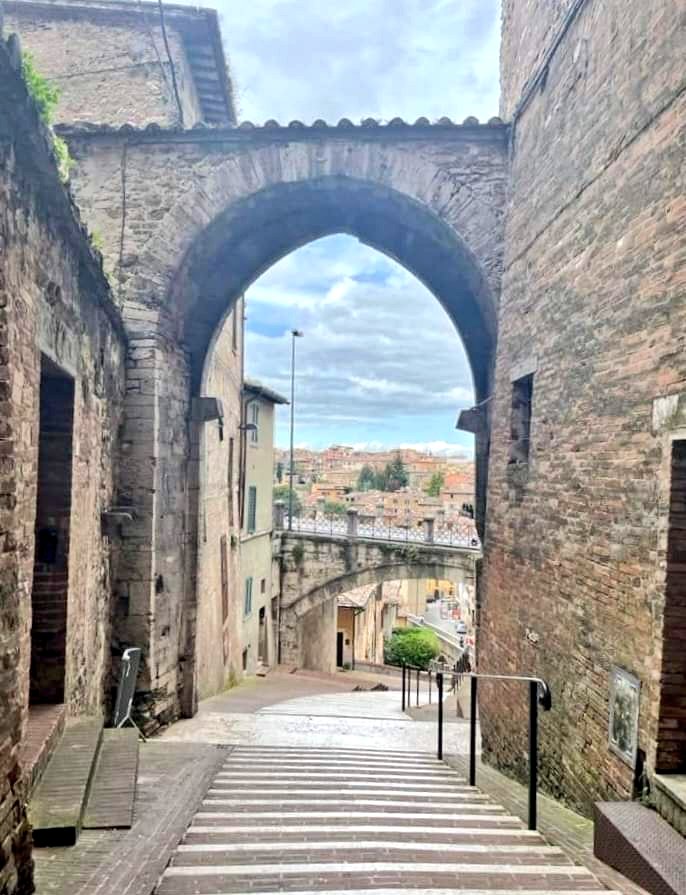 Umbria, Perugia, Arco di via Appia e acquedotto medievale