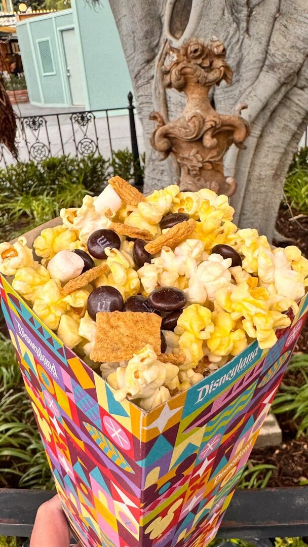 New s’mores popcorn mix-in at Disneyland! This is only available at the Haunted Mansion cart. It’s a $1.75 up charge, and gives you a scoop of mini marshmallows, brown M&Ms and graham cracker cereal. It’s addictive! 

#Disneyland #disneypopcorn #neworleanssquare #disneyeats #di…
