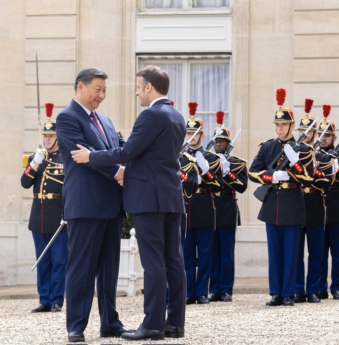 '-Bienvenue au pays des droits de l'homme ! - ... des droits de l'homme ?? -Oui, enfin, des droits de l'homme d'affaires !'