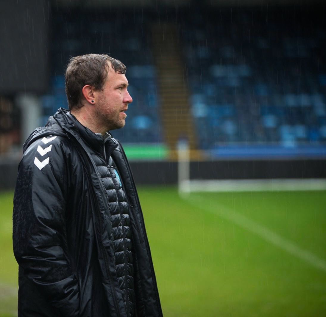 Football in the rain ⚽️🌧️

#football #footballcoach #coachinglife #coaching #coachingintherain #footballintherain #goalkeepercoach #footballcoaching #wycombe #wycombewanderers #adamspark #rain