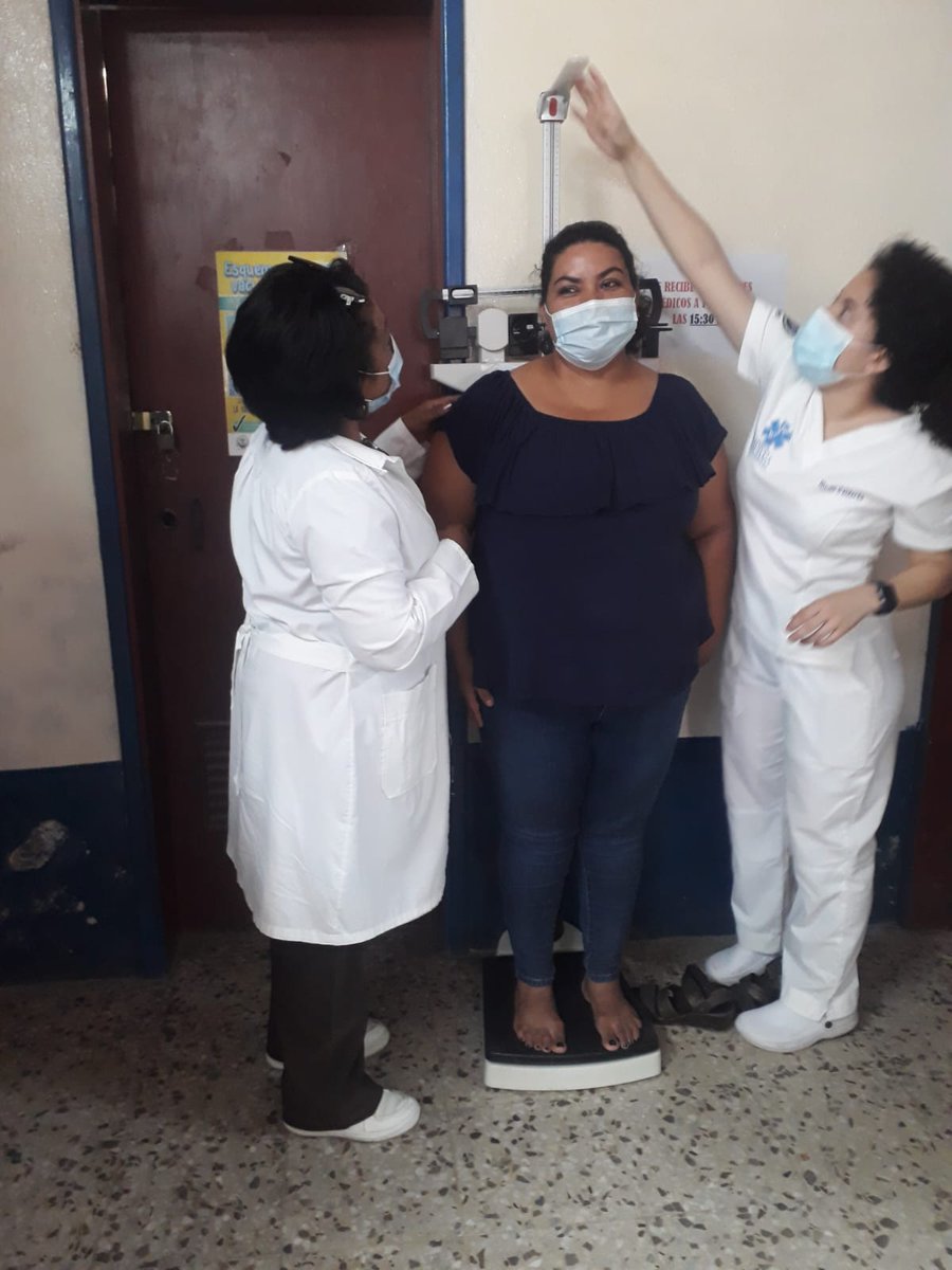 Donde quiera que se encuentre un médico cubano existe humanidad, solidaridad, amor hacia el paciente. La Dra. Miosotis Wilson realiza consulta médica integral en el Centro de Salud de Flores, Petén Norte. 
#CubaEsAmor 
#CubaEsRevolución 
#CubaCoopera