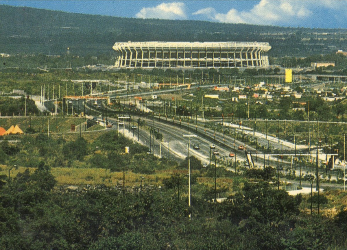 El Anillo Periférico visto desde el Cerro Zacatépetl alrededor de 1970. En el centro se distingue el cruce con Insurgentes Sur y al fondo destaca el Estadio Azteca.

📷: Colección Villasana