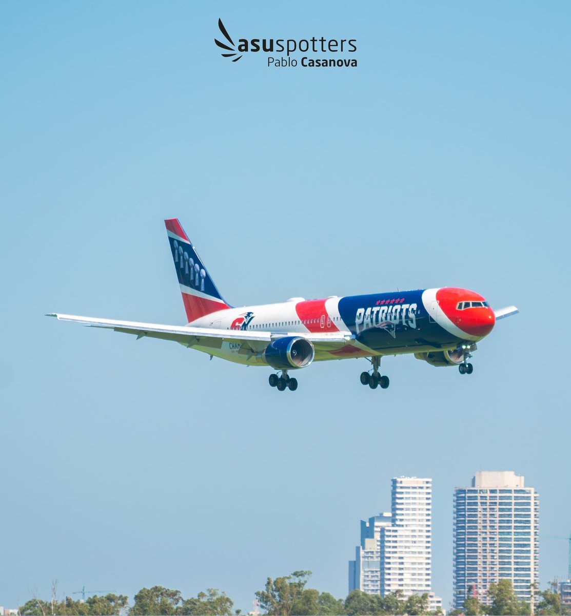 aeronauticapy's tweet photo. Después de la visita oficial de los hermanos B77W de la JASDF; hoy tocó un vuelo charter militar operado por el pintoresco B767-300ER con los colores de New England Patriots 🇺🇲🤩😍.
#ASUspotters https://t.co/GWJ7k35Fwi