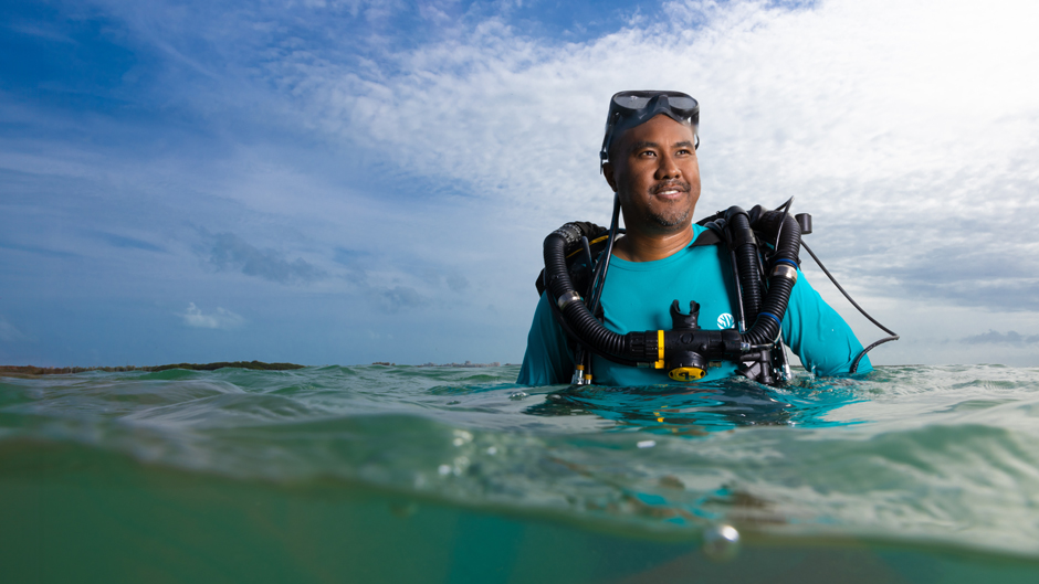 Richard Coleman’s underwater explorations in remote parts of the world are being done in the name of important science: the quest to learn where certain species of fish have come from and, more importantly, where they are going. @miamirosenstiel 🔗 news.miami.edu/stories/2024/0…