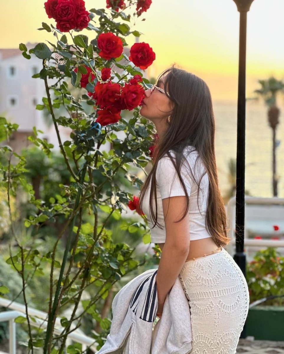 Kimine göre Neslihan'sın ama bana bu dünyayı yağmurun kokusu için, güneşin parlak ışığı için sevmeyi öğreten kişisin. Mizahı sevmezdim ama senin sayende mizaha aşık oldum, sen bir perisin <a href="/neslihanatagul/">Neslihan A. Doğulu</a> 🤍