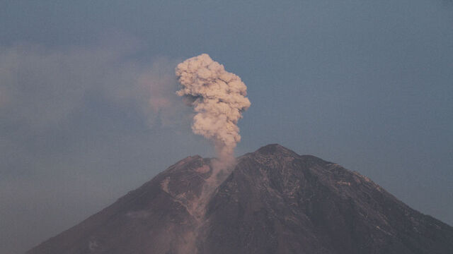 Semeru Yanardağı üç yıl aradan sonra patladı dlvr.it/T6Vl37