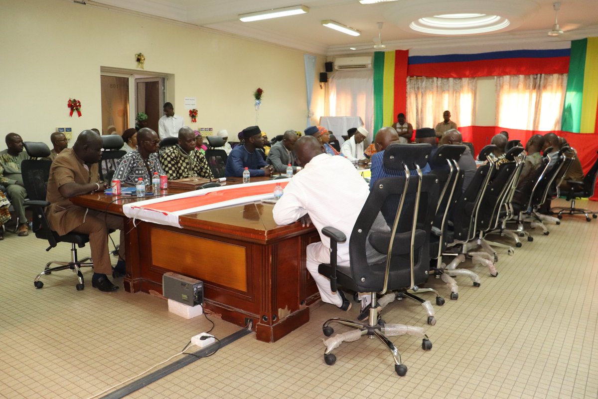 USJPB : Cérémonie de présentation du nouveau Recteur par intérim, Pr Paul TRAORE
Mardi le 30 avril 2024, la salle de réunion du Rectorat de l’USJPB, a servi de cadre à la cérémonie de présentation du nouveau Recteur par intérim Pr Paul TRAORE