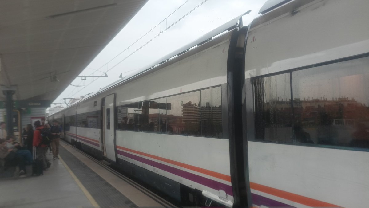 Han tornat els revisors als <a href="/rod11cat/">R11 Rodalies 🤖</a> però els trens o bé van abarrotats o s"espatllen i queden aturats. Baixem i esperem el següent. No hauria de ser gratis, ens haurien de pagar pel temps perdut.