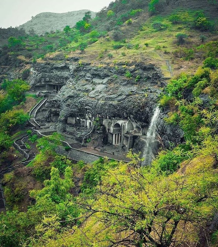 Bhaja Caves of Maharashtra, India ( 200 B.C.E) Eight Inscriptions of Ancient Buddhists, Donors & Wooden Inscriptions Found.
The Hindu God's Surya & Indira both are Carved as a Guardians to Buddha in Bhaja Caves. 
Phisical form of Buddha Sculptures started in 400 C.E/A .D
🧵