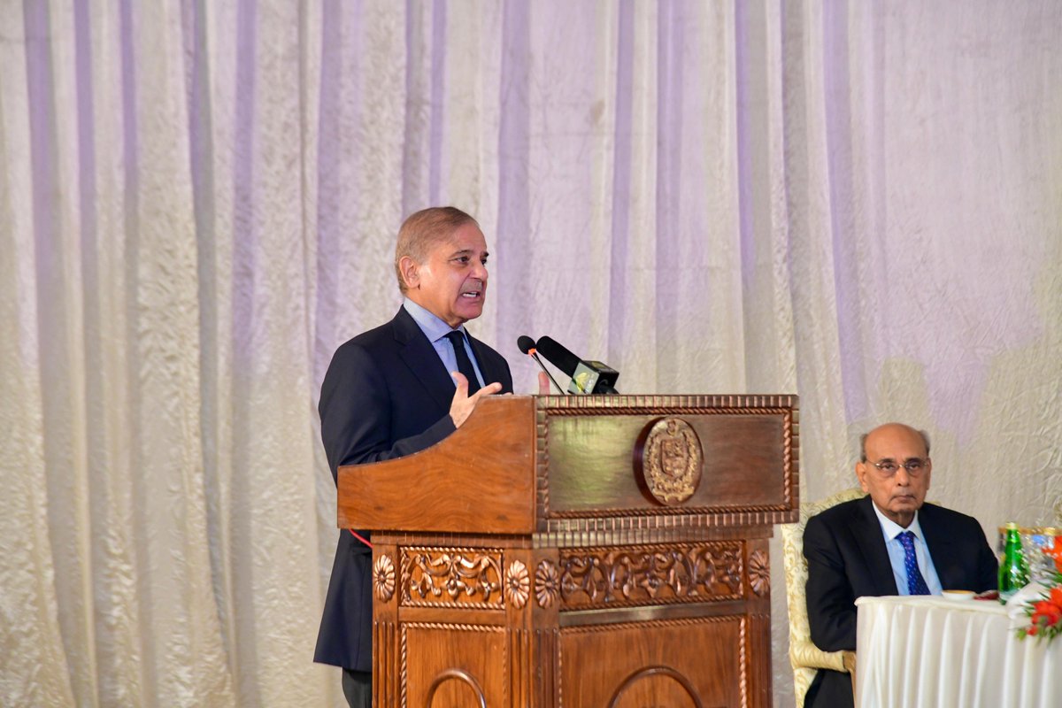 Prime Minister Muhammad Shehbaz Sharif addresses a banquet organized in honor of the delegation of businessmen and investors led by the Saudi Deputy Investment Minister Ibrahim Al-Mubarak, in Islamabad on May 6, 2024.
#PakKSAFriendship #InvestinPakistan 
@CMShehbaz