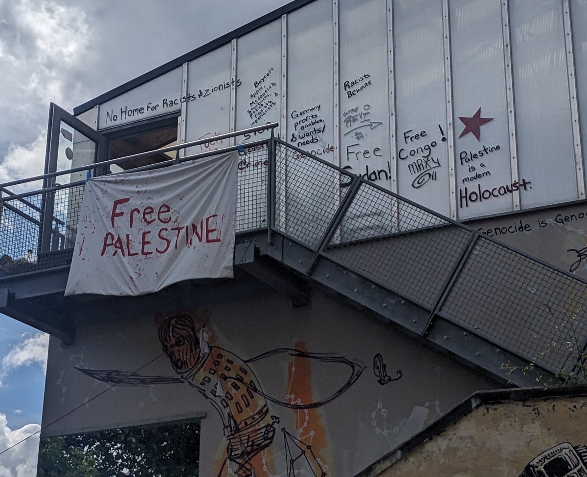 Im linken Hausprojekt M29 in der Malmöer Straße in Prenzlauer Berg ist man sich sicher: 'Palestine is a modern Holocaust'.