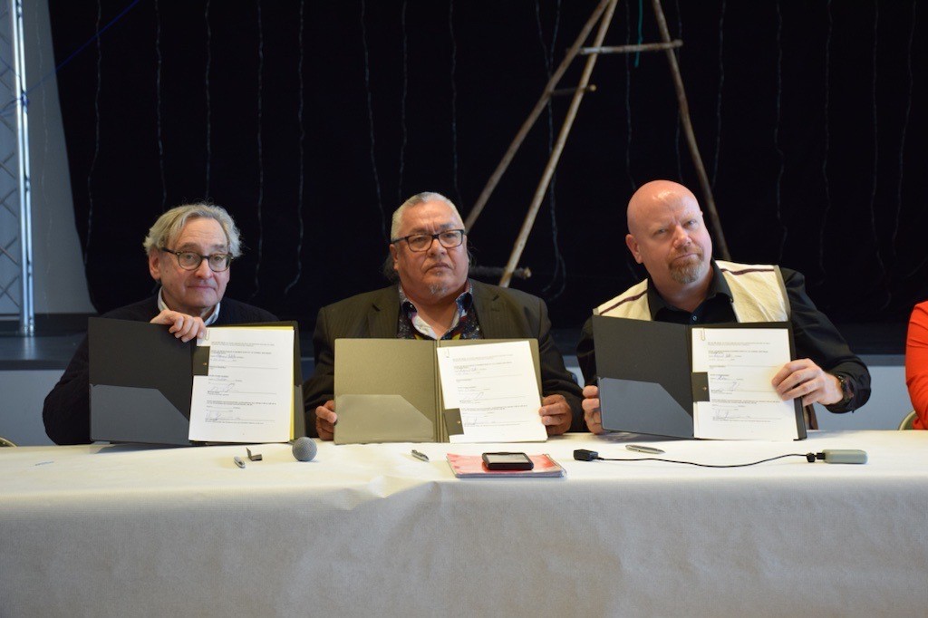 Le Conseil des Innus d’Unamen Shipu et Hydro-Québec ont signé aujourd’hui l’Entente Mishta Uashat Lac-Robertson qui vise à régler l’ensemble des différends relatifs à la construction, à l’exploitation et à l’entretien de la centrale du Lac-Robertson sur la Côte-Nord. L’entente