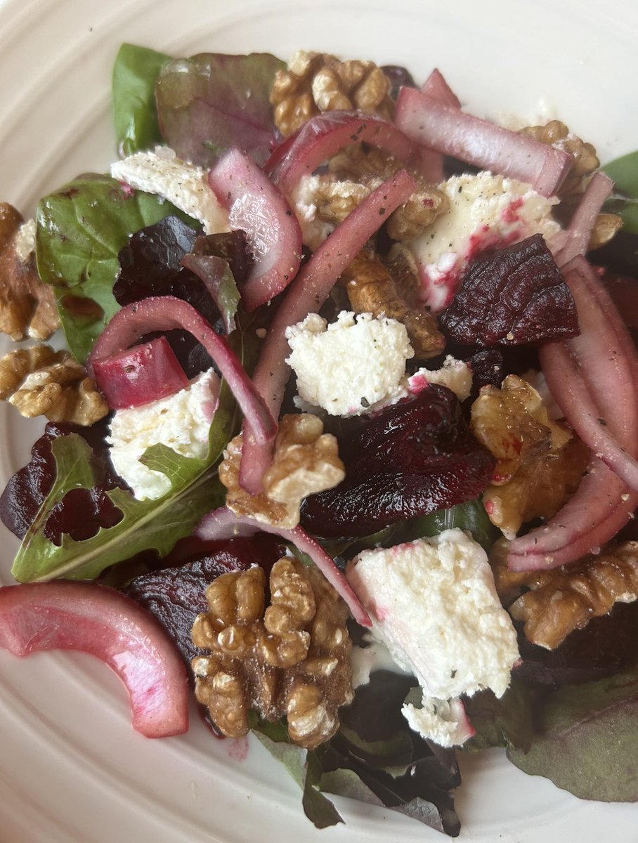 Roast beetroot & walnuts with goats cheese, pickled red onions & honey 😋