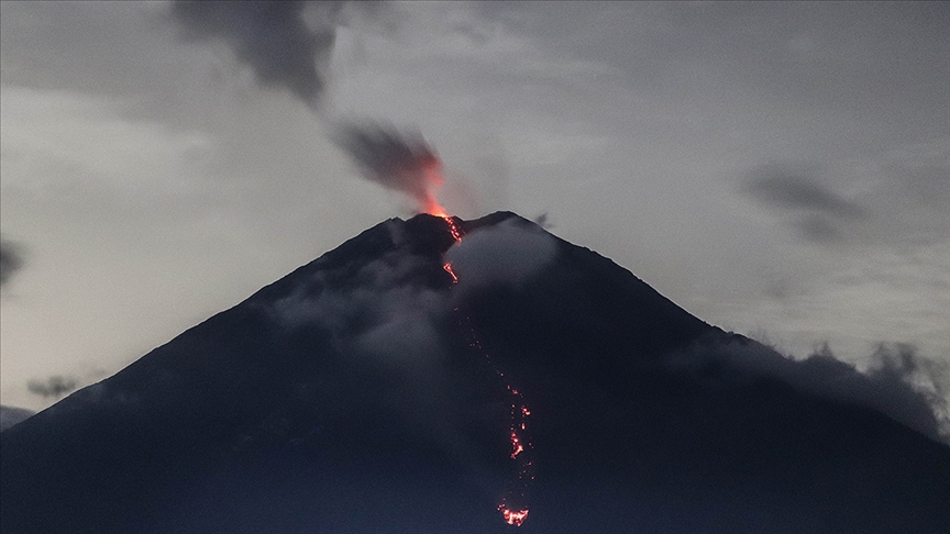 🌋 Endonezya'daki Semeru Yanardağında patlama meydana geldi v.aa.com.tr/3211646