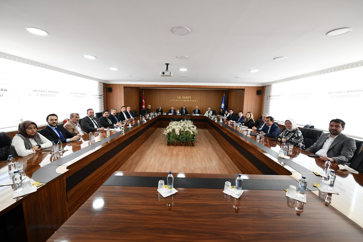 Ankara İl Başkanlığımızda milletvekillerimiz ve İl Yürütme Kurulu üyelerimiz ile “Olağan İstişare ve Değerlendirme” toplantımızı gerçekleştirdik. Toplantımızın hayırlara vesile olmasını diliyorum.