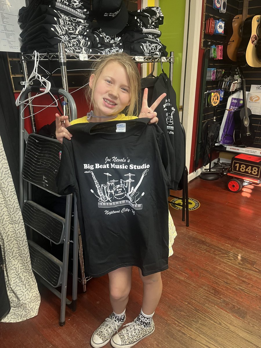 Congratulations Amelia on earning your Big Beat T-shirt! Keep up the hard work!
.
.
#achievement #musicstudent #piano #vocals #drums #guitar