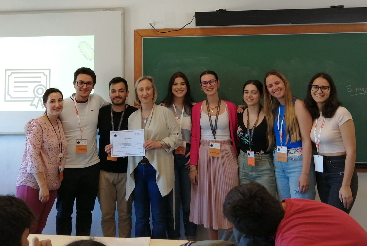 MicroMundo_IUCS's tweet image. 📣 The 4th and final session of MicroMundo at the EBS Cristelo TEIP School is done for the 9th and 12th grade classes!
👉 Inhibition edges with promising bacteria 💊, Gram stains, diplomas, lots of enthusiasm and the promise to return next year!
@Cespu_Ensino @TOXRUNIUCS