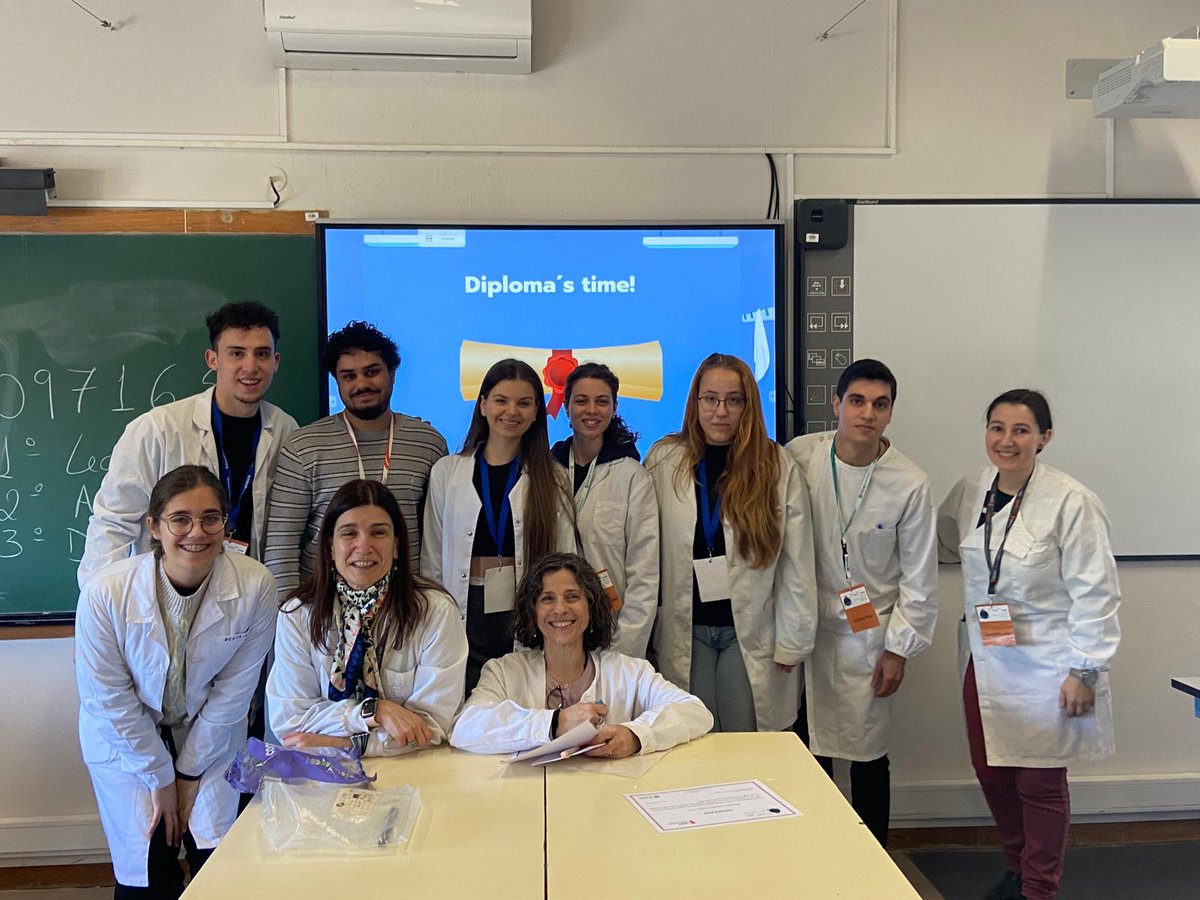 MicroMundo_IUCS's tweet image. 📣 The 4th and final session of MicroMundo at the EBS Cristelo TEIP School is done for the 9th and 12th grade classes!
👉 Inhibition edges with promising bacteria 💊, Gram stains, diplomas, lots of enthusiasm and the promise to return next year!
@Cespu_Ensino @TOXRUNIUCS