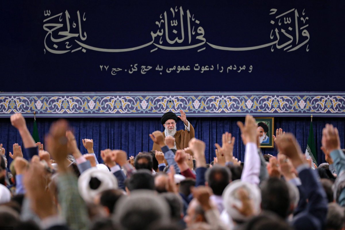 Alla vigilia delle imponenti cerimonie dell'abramitico pellegrinaggio alla Mecca, i responsabili e gli addetti allo svolgimento del pellegrinaggio ed alcuni pellegrini iraniani hanno incontrato l'Ayatollah Khamenei.