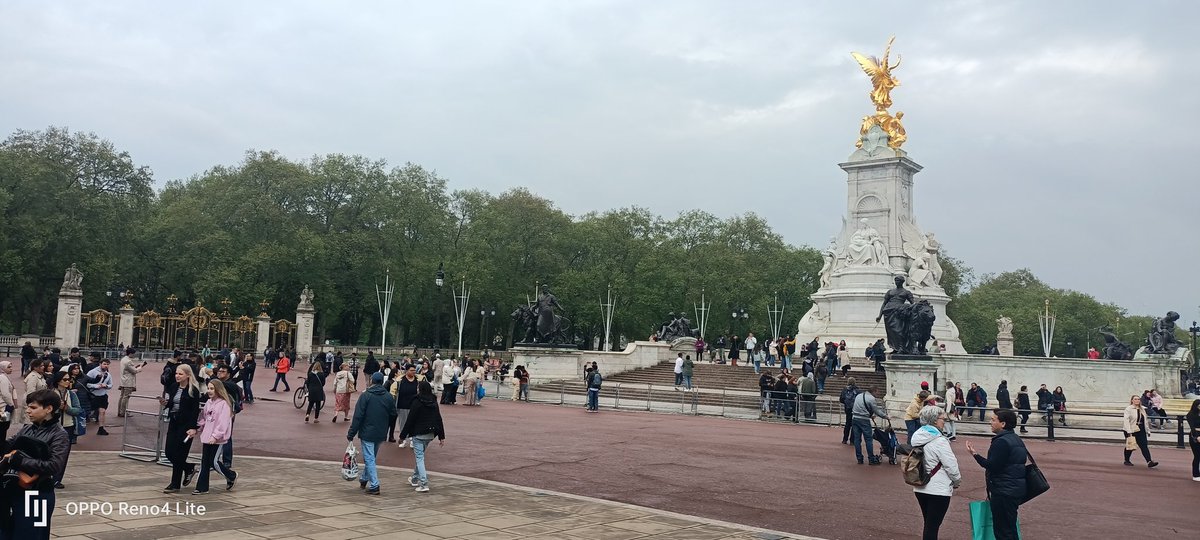 Buckingham Sarayının etrafına kimse yaklaştırılmıyor.
Çatıda keskin nişancılar siper almış durumdalar.
📍Şaka şaka insanlar dibine kadar gidebiliyor, etrafta tek bir polis yok.😀