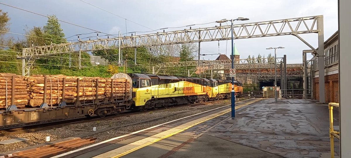 Double headed colas 70s on log trains at Stockport is exceptionally rare but we see 70811@ 70817 passing platform 2 today with a diverted Carlisle to Chirk fully loaded log train in a Ray of sunshine.