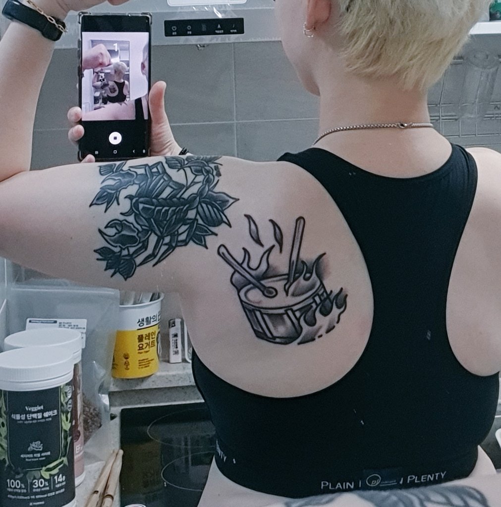 RuunieDiversity's tweet image. 오늘 @plainplenty 브라탑 덕분에 어깨뼈 위에 넓찍하게 타투 잘 받고 왔습니다🦭💕

타투 받는 내내 엎드려있었는데 짱 편함🤩