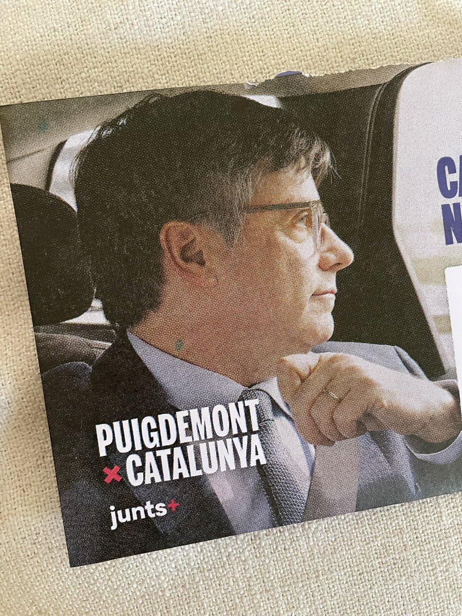 Comença a arribar la propaganda electoral. La imatge de @KRLS sentat al seient del darrere d’un cotxe oficial (amb el cinturó posat) em té una mica intrigada... Què us diu o transmet aquesta imatge?